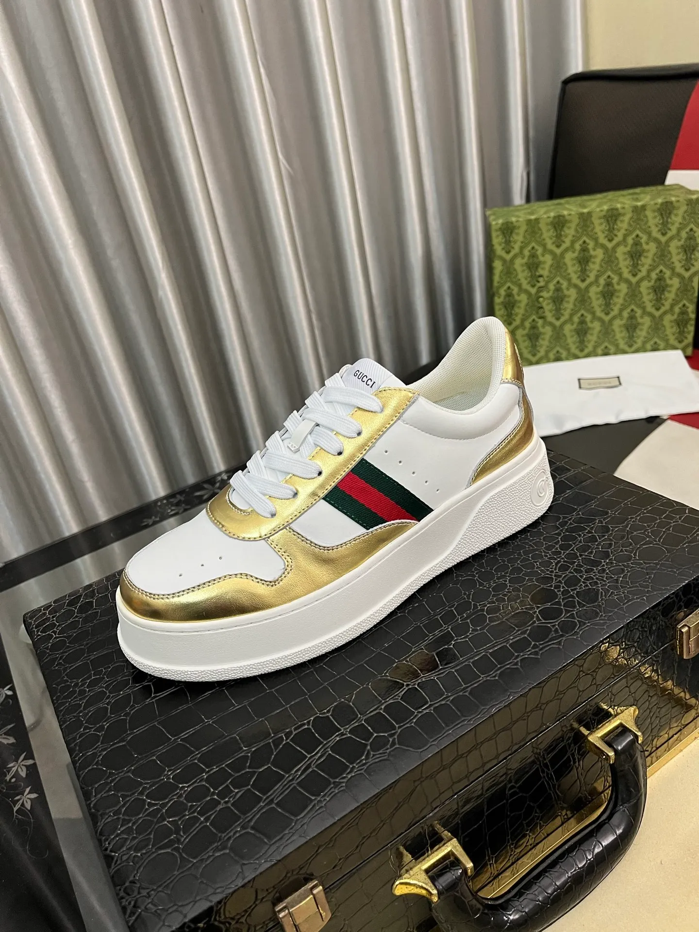 Men's Men's Shoes💰: 380⌚️⌚️[GUCCI] Gucci men's latest white shoe series casual shoes! The official website is built 1:1. Upper: Made of imported cowhide, with electric embroidery ➕Inner lining: Made of high-quality first-layer pigskin, soft and comfortable. Picky material selection and exquisite workmanship give you the best enjoyment. Size: 38-444️⃣Colors available